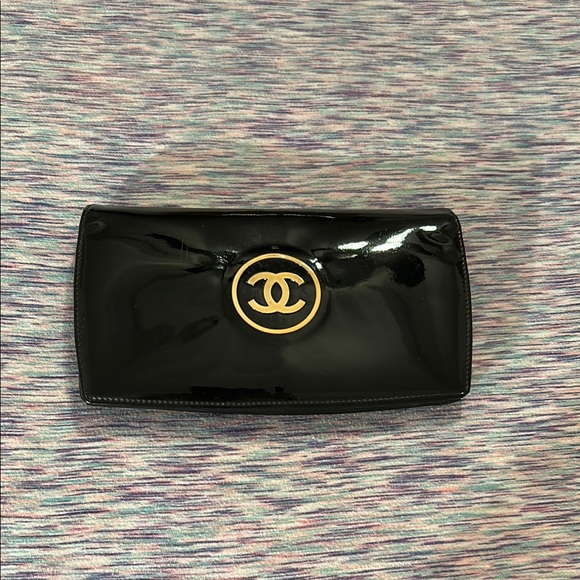 CHANEL Black Patent Leather Bifold wallet  with Gold CoCo Logo 7x4” - Picture 1 of 8